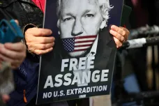 Spojené království zatím nevydá Assange do USA. Žádá záruky