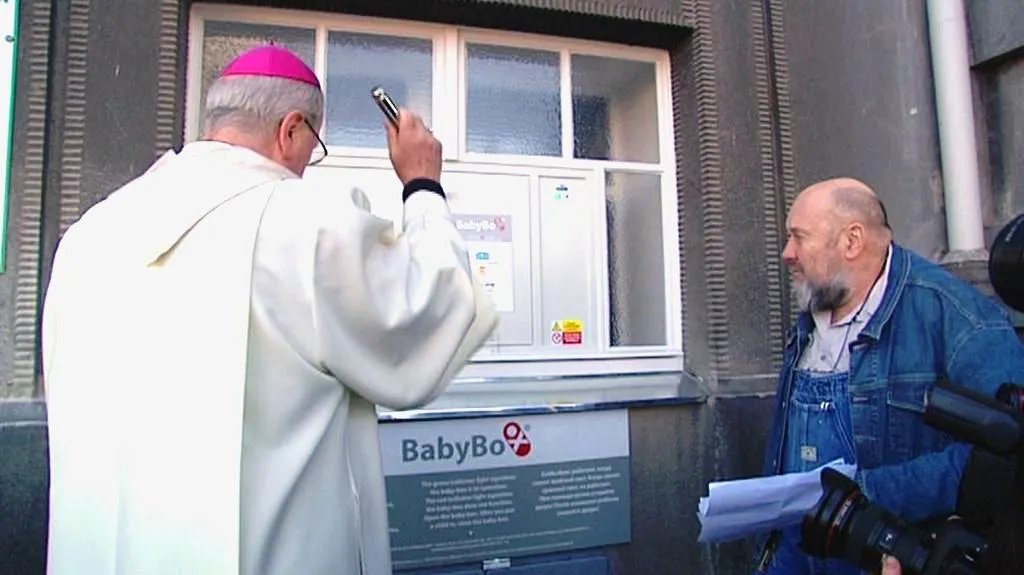 Biskup žehná babyboxu