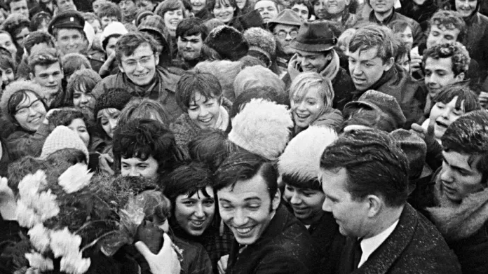 Fanoušci vítají Karla Gotta po návratu z Las Vegas (1967)