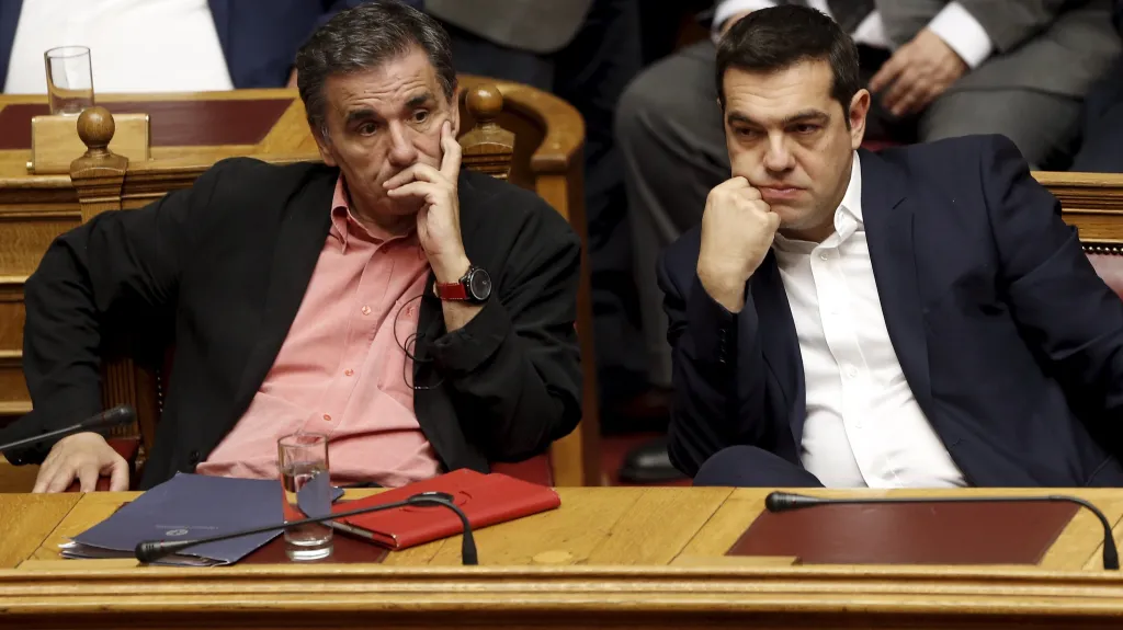 Ministr financí Tsakalotos s premiérem Tsiprasem