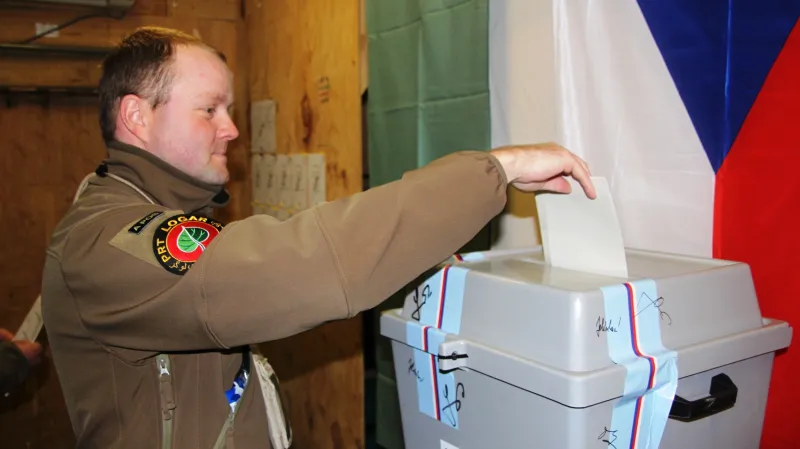 Vojáci v Afghánistánu volí prezidenta