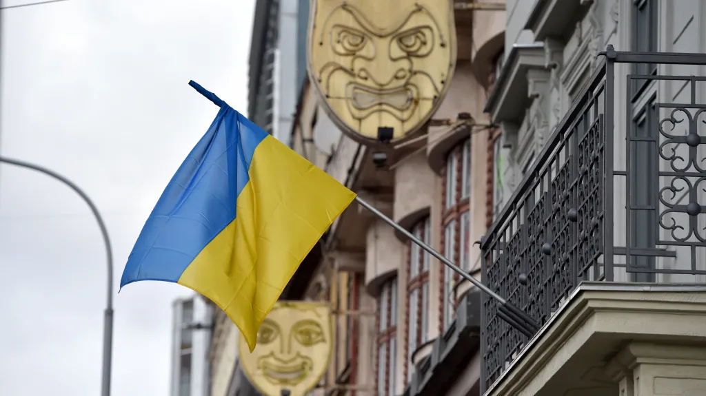 Divadla vyvěšují ukrajinské vlajky. Mimo jiné také Městské divadlo Brno