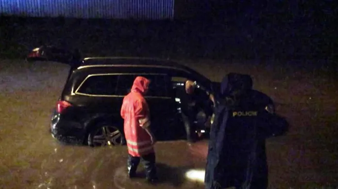 Auto uvízlo na zatopené silnici v Pelhřimově