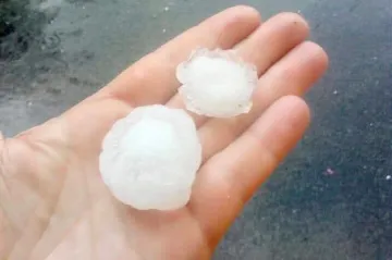 Kusy ledu padající rychlostí 120 kilometrů z nebe. Kroupy mohou i zabíjet