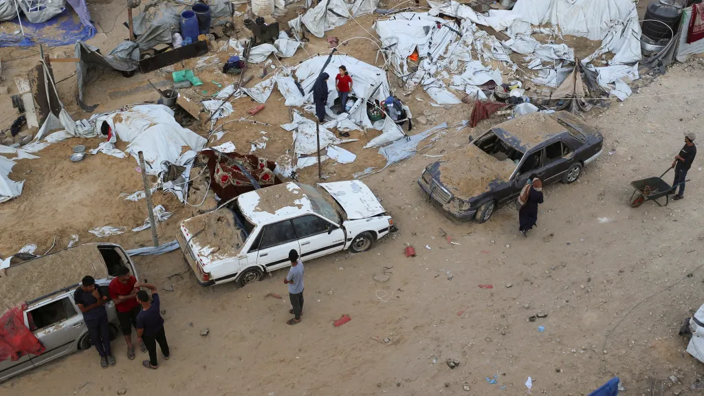Palestinci se shromažďují ve městě Gaza na místě stanového tábora, který byl zasažen izraelským náletem