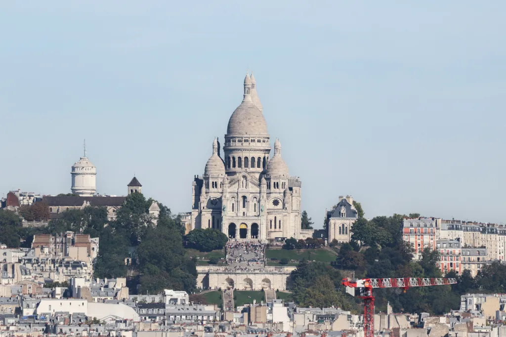 Pohled na kopec Montmartre a baziliku Sacré-Coeur z katedrály Notre-Dame