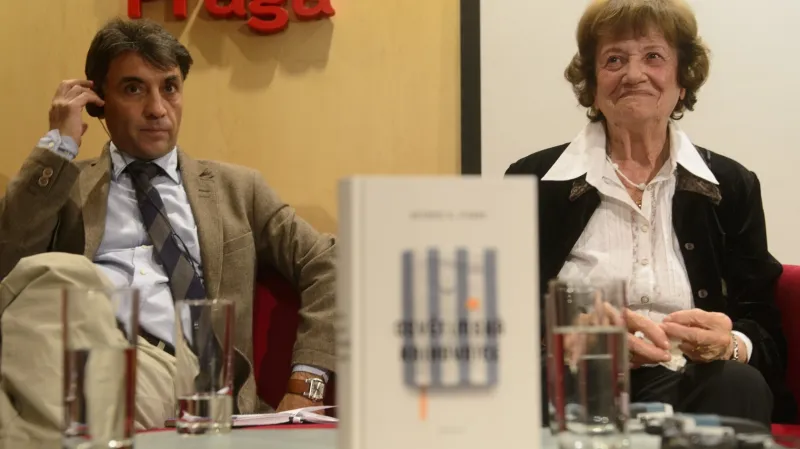 Španělský spisovatel Antonio G. Iturbe představil v Praze knihu Osvětimská knihovnice, inspirovanou životními osudy Dity Krausové (vpravo).