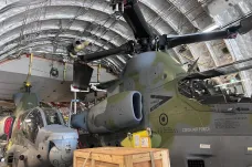 Transportní letoun do Náměšti nad Oslavou přivezl americké vrtulníky