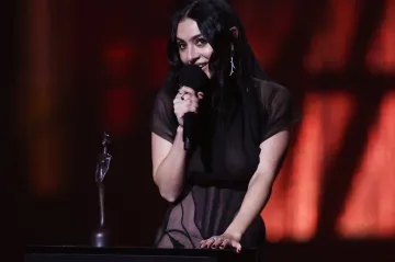 Charli XCX ovládla Brit Awards, získala cenu za album i píseň roku