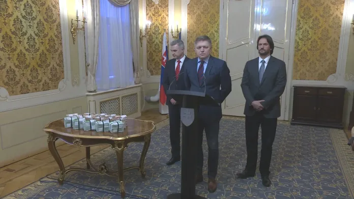 Milion eur na stole. Robert Fico přinesl na tiskovou konferenci odměnu, kterou vláda slibovala za informace vedoucí k dopadení vrahů Jána Kuciaka