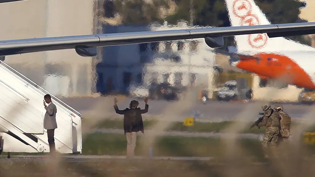 Únosci libyjského letounu se nakonec na Maltě vzdali