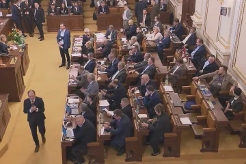 Sněmovna po asi 37 hodinách schválila program schůze, jejímž jediným bodem je novela k valorizaci penzí