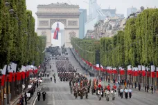 Francie si připomněla 230 let od pádu Bastily. Vojenskou přehlídku letos ozvláštnil „létající muž“