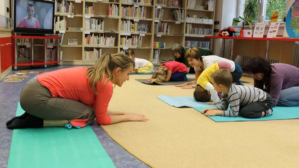 Týna z Jogínků předcvičovala dětem v knihovně
