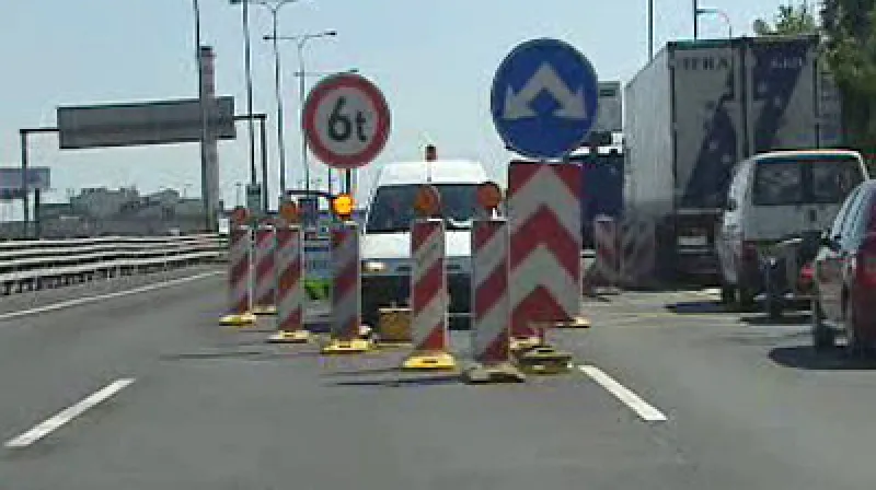 Nákladní automobily nad šest tun nesmí vjíždět na Lanový most u Mitasky na Jižní spojce.