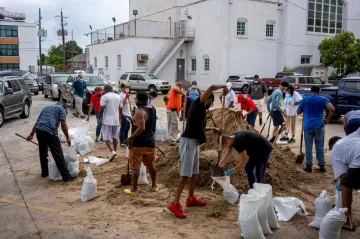 Bouře Laura zesílila na hurikán, blíží se k pobřeží Texasu a Louisiany 