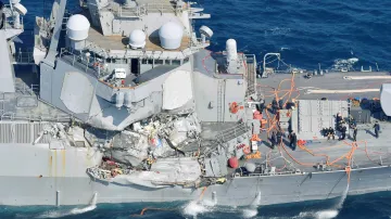 Loď námořnictva USA se u Japonska srazila s obchodní lodí