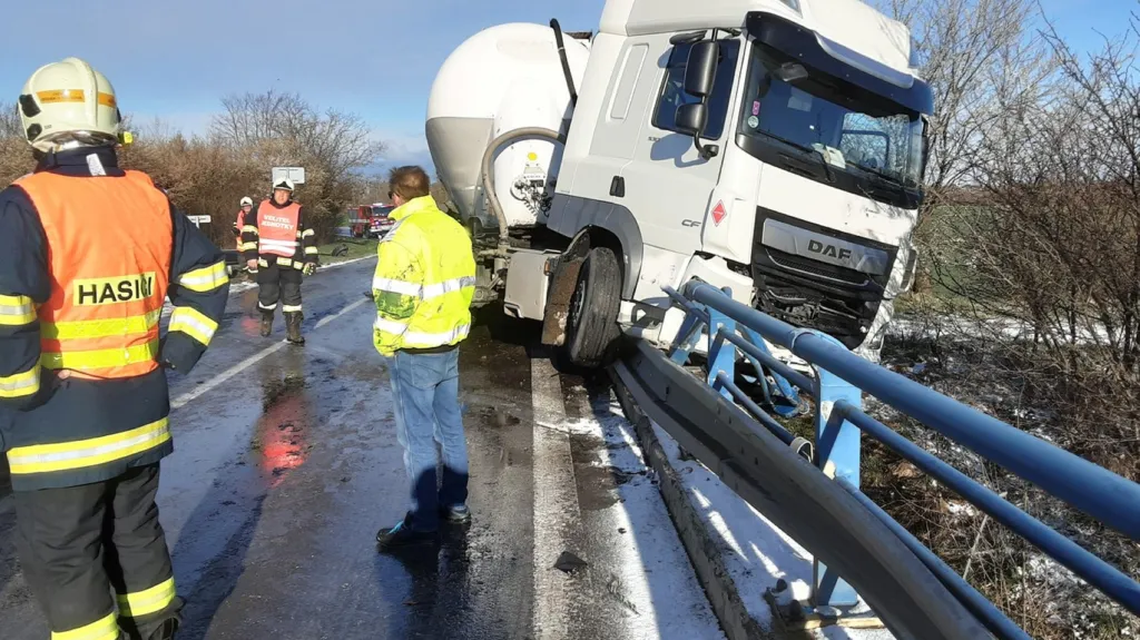 U Brodku u Přerova havaroval kamion, dodávka a osobní auto