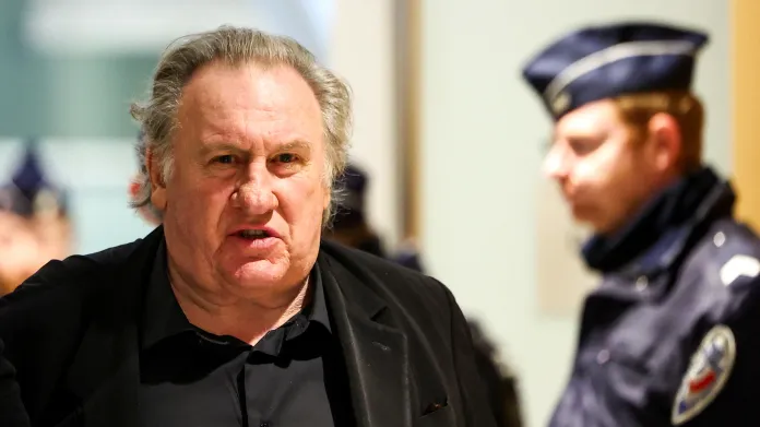 Gérard Depardieu přichází k soudu kvůli obvinění ze sexuálního napadení