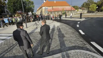 Otevření kruhového objezdu na křižovatce ulic Dobrovského a Na Střelnici