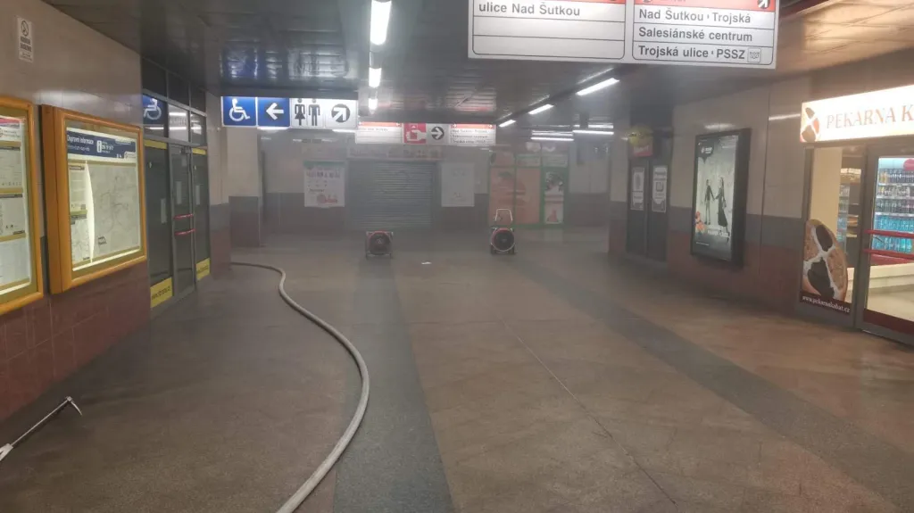 Zakouřený vestibul stanice metra Kobylisy