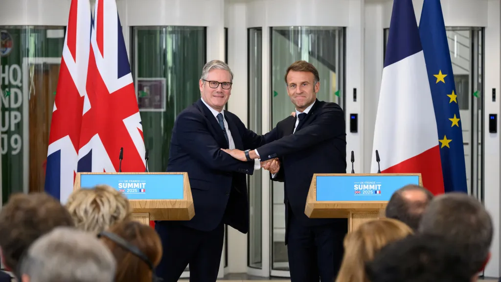 Britský premiér Keir Starmer (vlevo) a francouzský prezident Emmanuel Macron