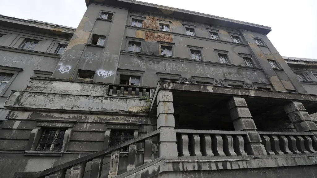 Zchátralé městské lázně v Plzni