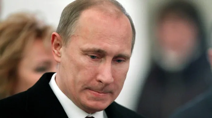 Vladimir Putin ve volební místnosti