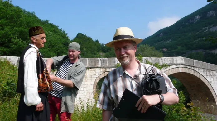 David Vávra a Radovan Lipus při natáčení Šumných stop v Bosně a Hercegovině