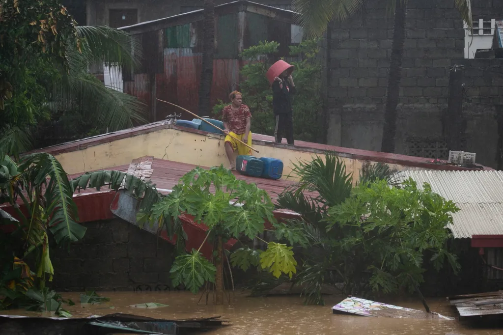 Tajfun Vamco zasáhl Filipíny. Nevyhnul se ani hlavnímu městu Manila