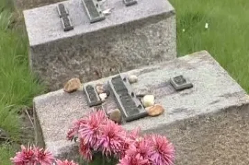 Z terezínského hřbitova zmizely další destičky, zloděj stále uniká