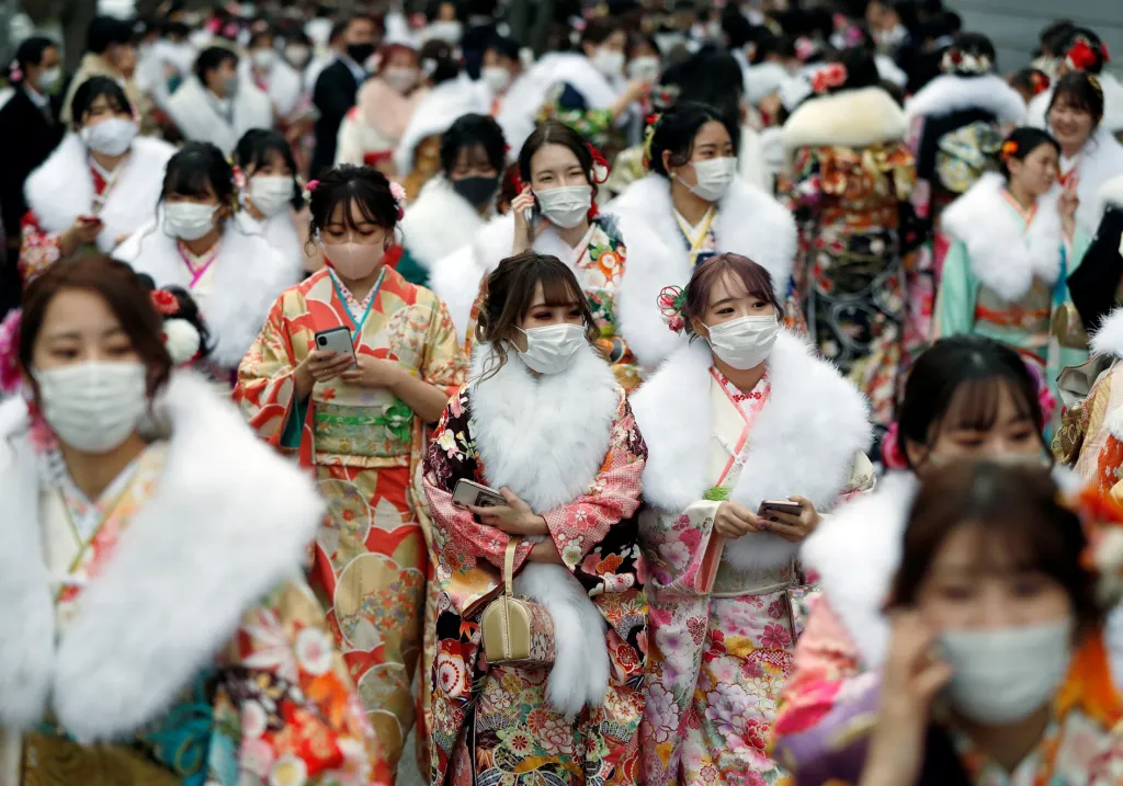 Mladí Japonci během státního svátku Dne dospělosti oslavují v ulicích města Jokohama