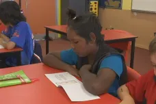 Řada domorodých dětí v Austrálii neumí anglicky. Rychle se učí psaním vlastních knih