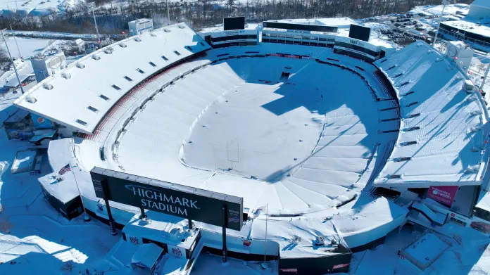 Zasněžený fotbalový stánek Highmark Stadium v americkém Buffalu