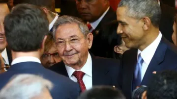 Další krok k sobě: Na summitu v Panamě se setkali Castro a Obama