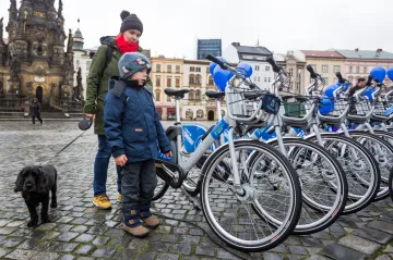 Kromě růžových i modrá. Olomouc rozšiřuje nabídku sdílených kol