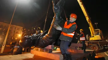 Demontáž sochy V. I. Lenina v ruském Petrohradě