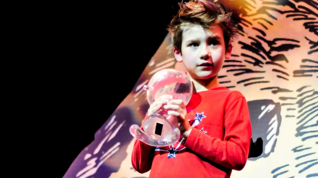 Cenu určenou Billovi Wattersonovi nesl symbolicky kluk ve věku malého Calvina