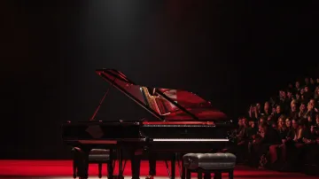 Klavír ve světlech reflektorů