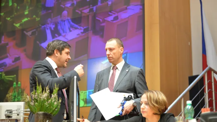 Jan Wolf (KDU-ČSL/Trojkoalice), Karel Březina (ČSSD) a primátorka Adriana Krnáčová (ANO) na jednání zastupitelstva 5. listopadu
