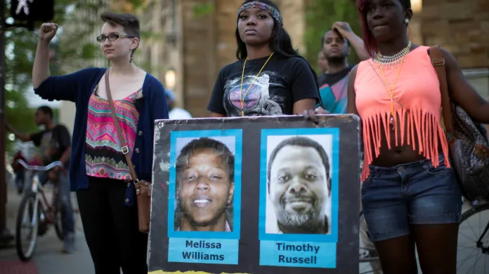 Protestující s podobiznami dvou zastřelených Afroameričanů