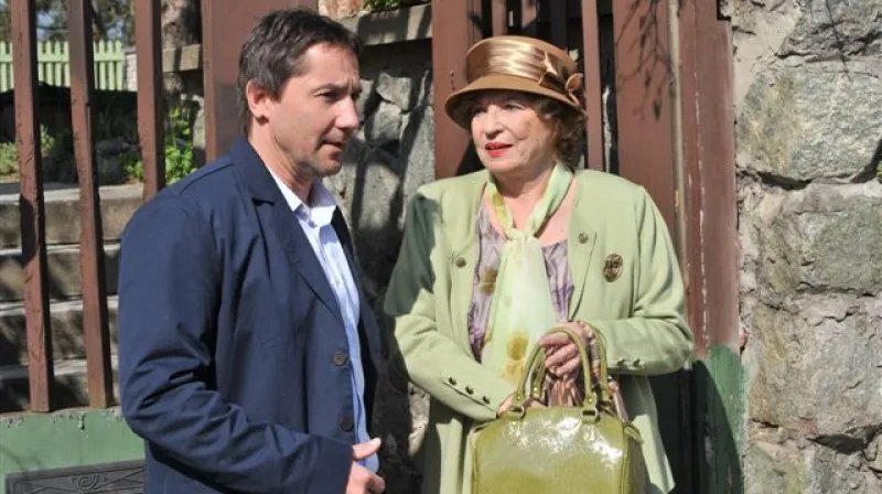 Martin Trnavský a Libuše Švormová v televizním filmu Tchyně a uzený