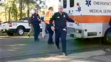 Policie a záchranáři před budovou školní rady v Panama City