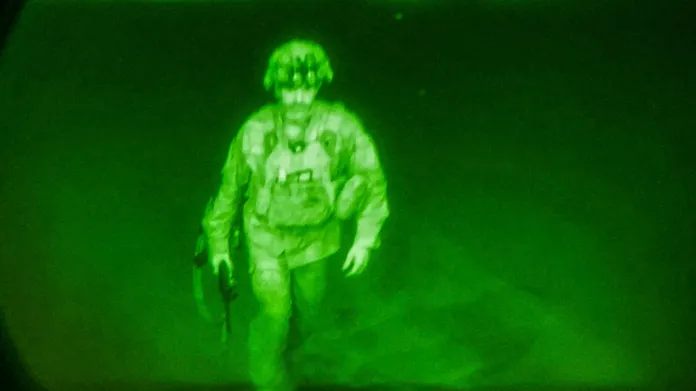 Velitel 82. vzdušné výsadkové divize generálmajor Chris Donahue opouští jako poslední americký voják Afghánistán