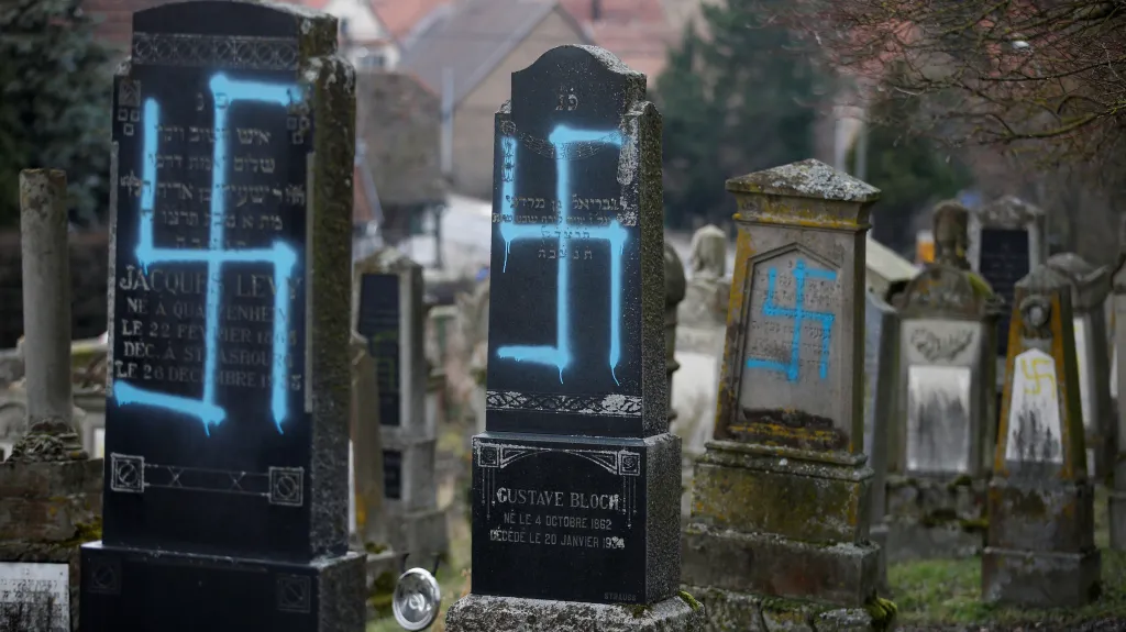Hákové kříže na pomnících židovského hřbitova ve francouzském Quatzenheimu