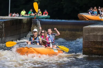 Vesty vodákům na kajacích a raftech zachraňují životy. Až čtyřicet procent lidí je ale neobléká