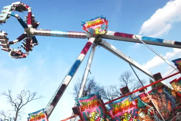 Provozovatelé poutí přemýšlejí, jak dodržet rozestupy na atrakcích. Města už s nimi přitom často nepočítají