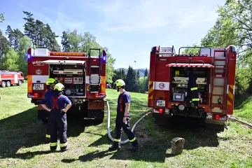 Pokračuje hašení požáru v Českém Švýcarsku. Na pomoc dorazí slovenské vrtulníky