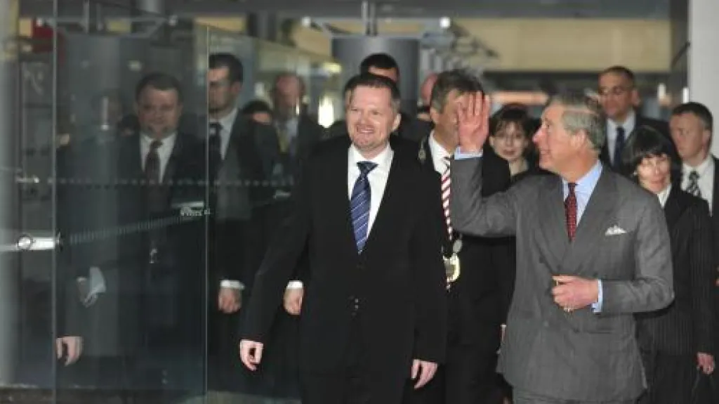 Princ Charles s univerzitním rektorem Petrem Fialou