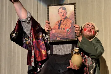 Nechme lebky mrtvých Němců v zemi, chlácholí se Češi v divadelním Smíření